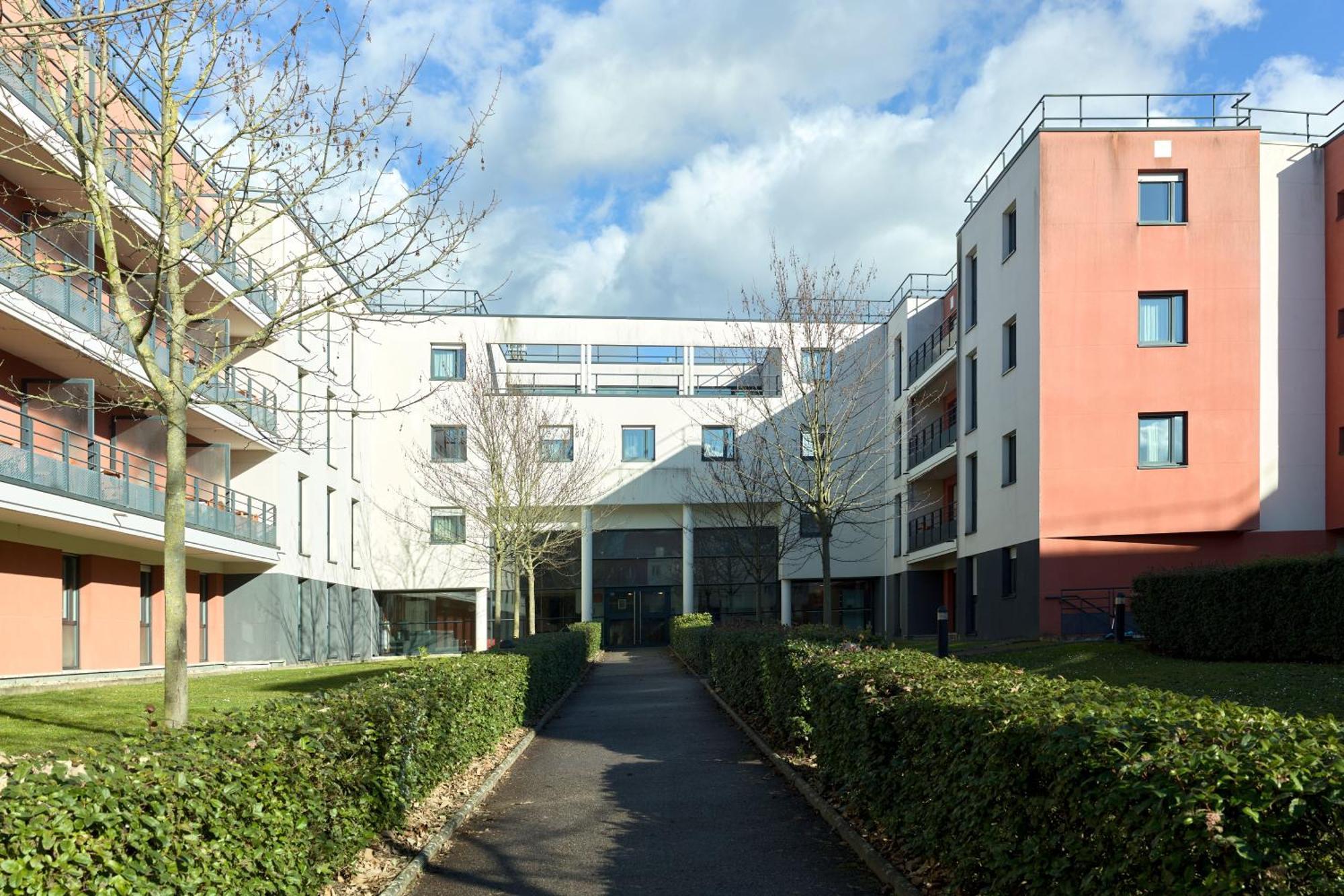 凡尔赛圣西尔欧莱雅城市公寓 Saint-Cyr-lʼÉcole 外观 照片
